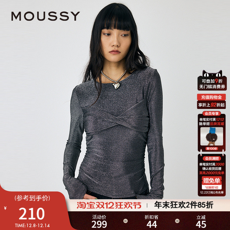 采用细闪面料增添了服装的高级感