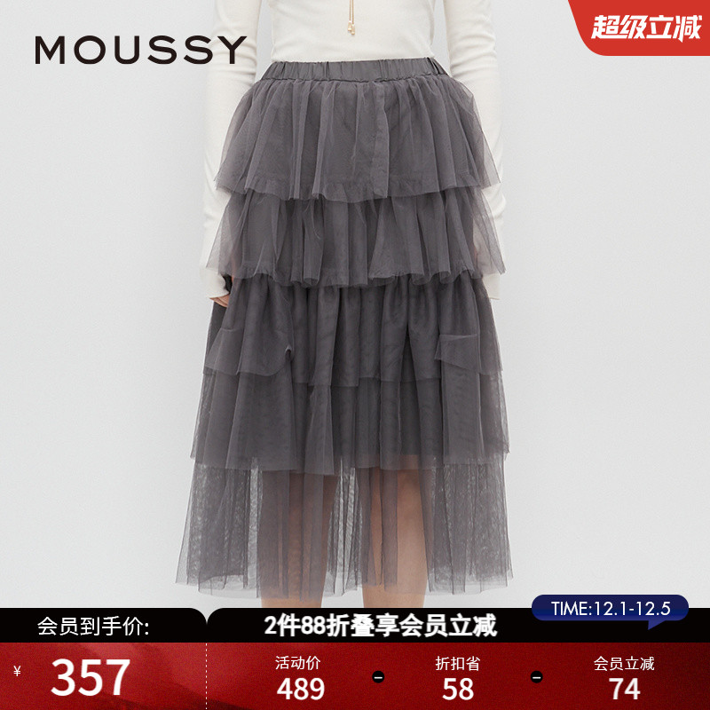 采用了重工刺绣工艺  增添层次感  尽显灵动