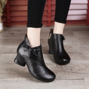 2568民族风压花蝴蝶结短靴女黑色圆头中跟软底复古妈妈鞋时装靴