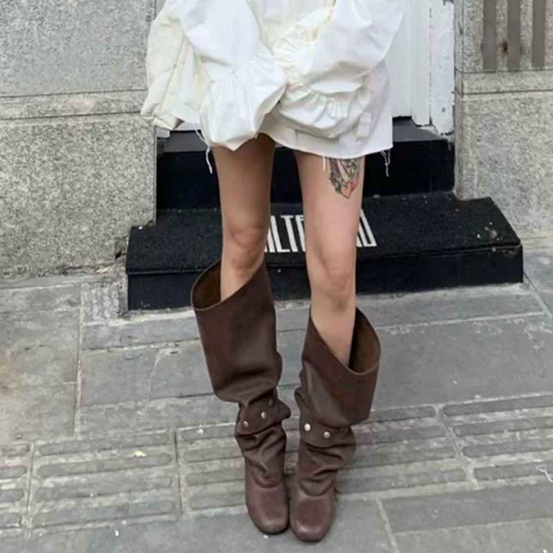 女粗跟显瘦铆钉多穿高筒堆堆靴图片