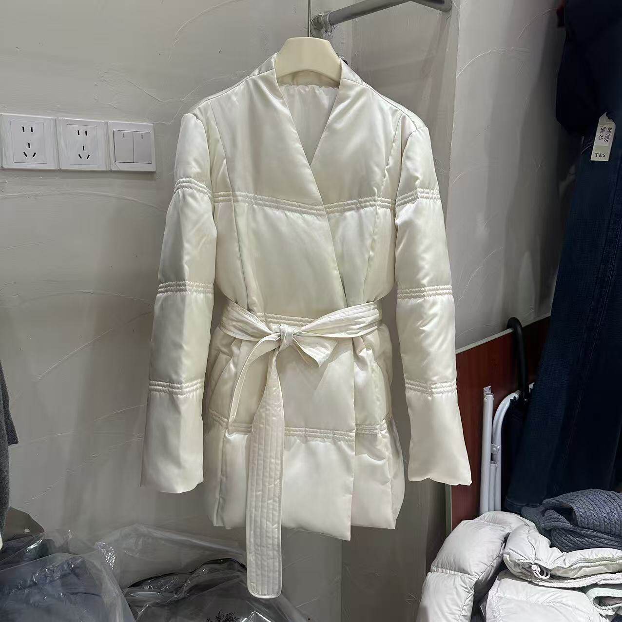 桑蚕丝90白鹅绒V领收腰羽绒服