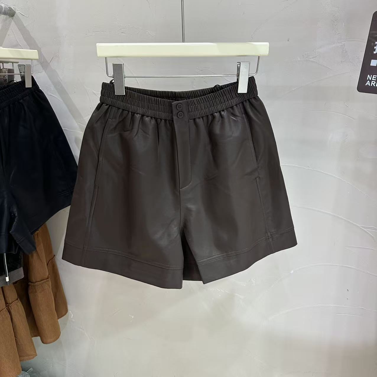 欧货PU皮松紧腰A字阔腿热裤女