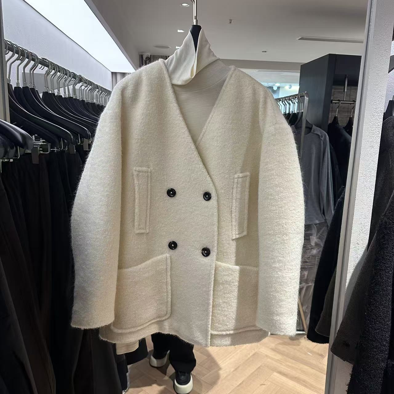 高端欧货澳毛呢料90白鸭绒羽绒服女高级感气质V领复古双排扣大衣