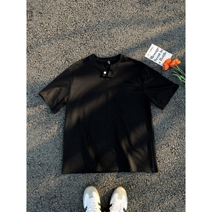 916-T152-特P28无差价 2025夏装美式V领纽扣设计短袖T恤 港风平铺图片
