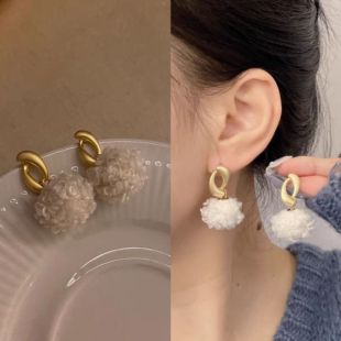 无耳洞「冬有森光」气质百搭可爱毛球耳毛绒球哑光无痛蚊香盘耳夹