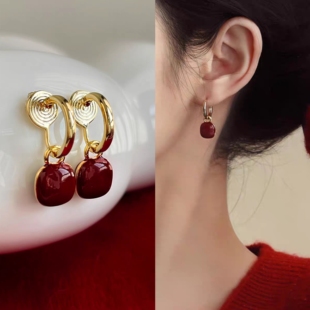 无耳洞「石榴裙」新年红色方糖耳针几何港风气质酒红色蚊香盘耳夹