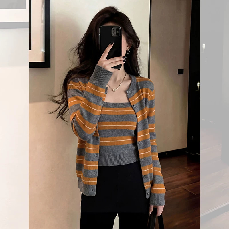 小个子条纹撞色背心两件套上衣女早秋季绝美巨好看的长袖针织开衫