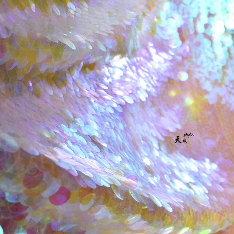 加密圆形镭射幻彩鱼鳞亮片闪片窗帘门帘婚庆舞台背景渐变服装布料