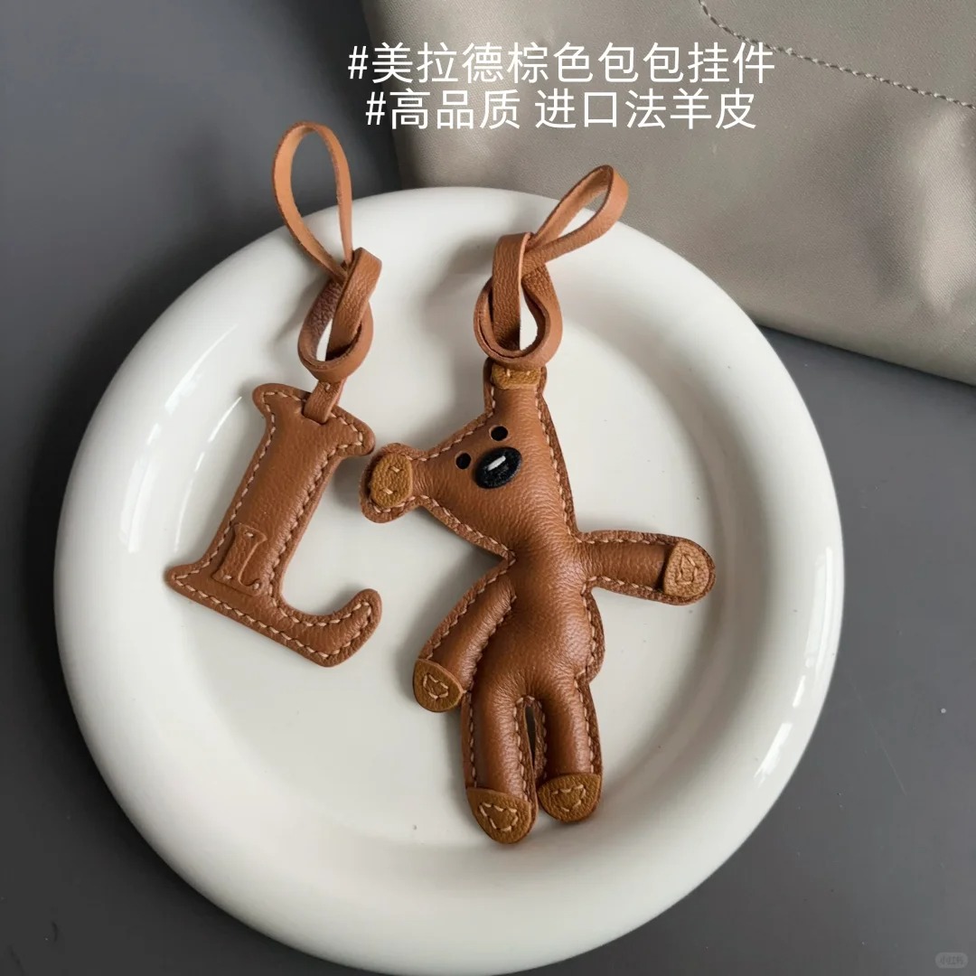 憨豆先生小熊包包挂件高级感女生轻奢小众书包背包公仔配饰装饰