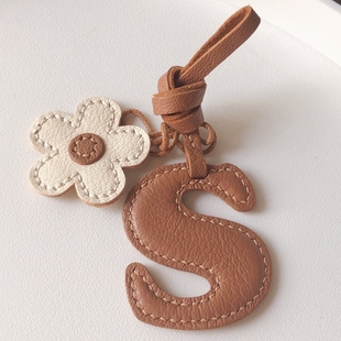 花朵首字母挂件名字真皮包包diy高级感书包挂饰情侣礼物车钥匙扣