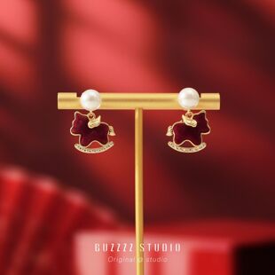 红色小飞马耳环马年本命年适合过年气质精致小巧耳钉无耳洞耳夹女