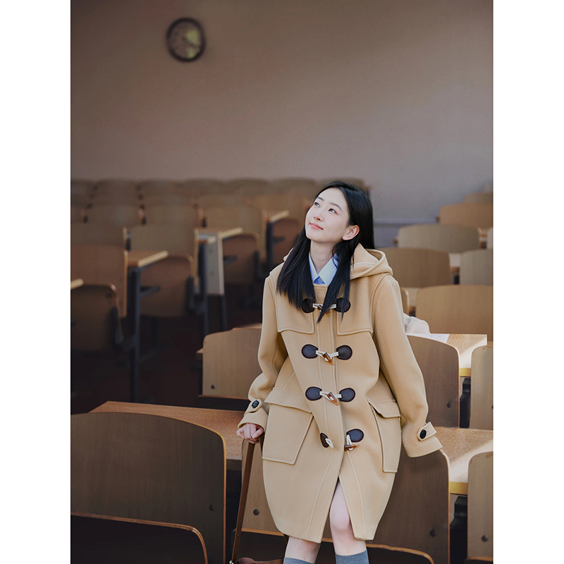 羊绒中长学院浅驼色牛角扣大衣