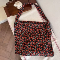 В форме цветка, красный