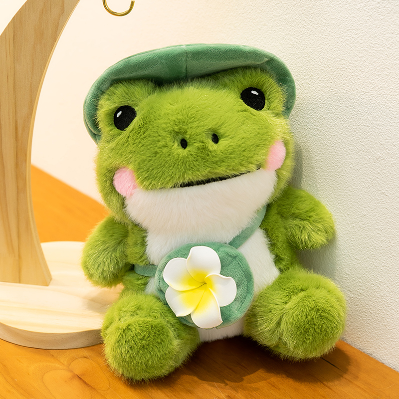 新款小青蛙玩偶旅行青蛙公仔毛绒背包郊游娃娃抱枕蛙儿子可爱玩偶