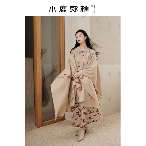 小鹿弥雅奶茶色羊毛混纺一体无缝保暖披肩秋冬