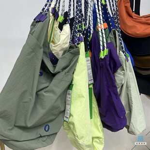 山系男女情侣户外机能极简皱感轻便运动防泼水斜挎单肩包 0素平替