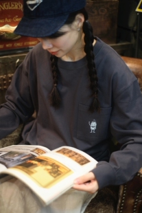 买梦想的奶奶炭灰色啤酒太棒了印花趣味宽松版型全棉超长袖口袋厚