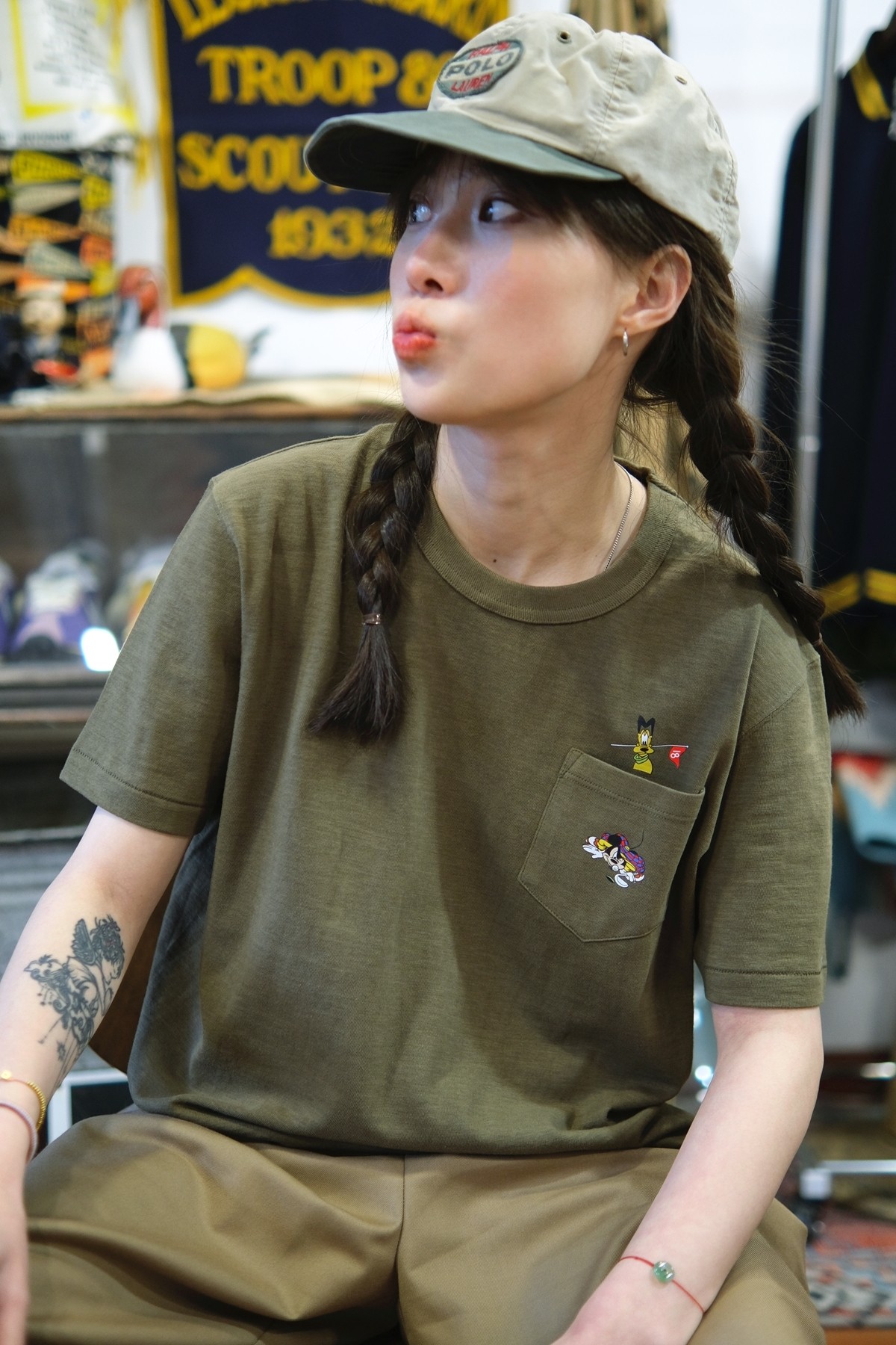 买梦想的奶奶暗橄榄色米奇布鲁托打高尔夫织机桶织棉竹节口袋短袖