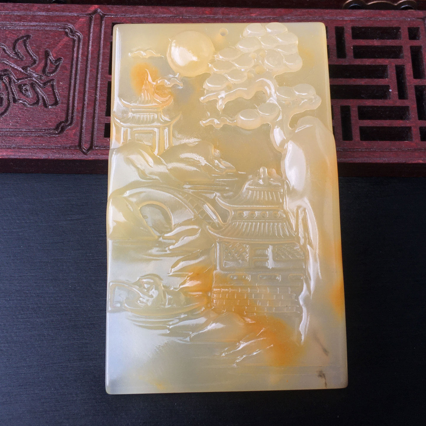 云南纯天然黄龙玉山水牌挂件手把牌料子冰透水润巧色巧雕特色精致