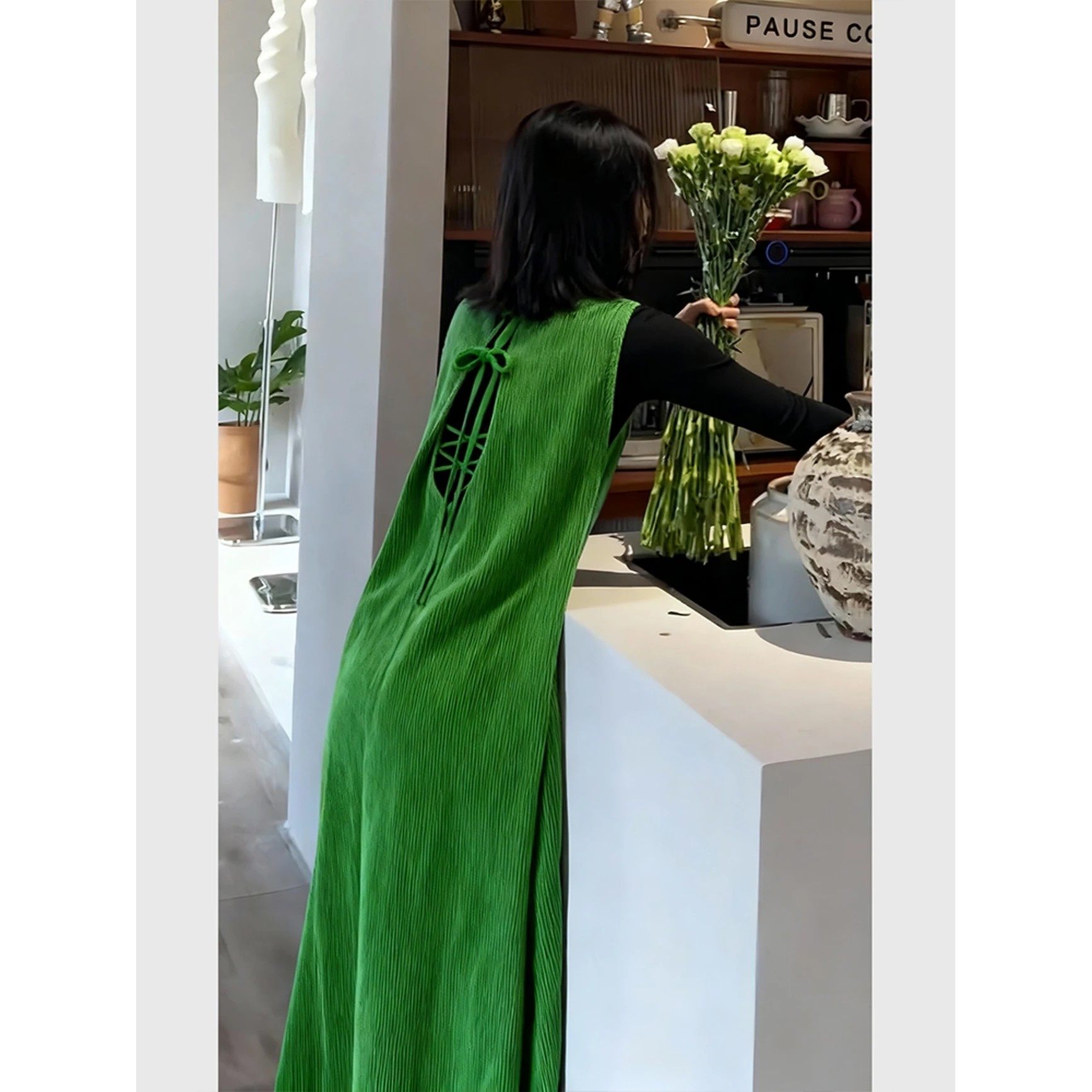 绿色露背绑带灯芯绒连衣裙2025新款今年流行爆款冬季纯色显瘦背心