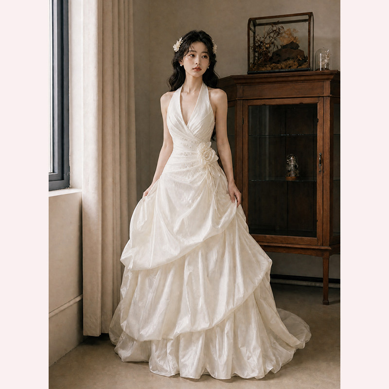 复古挂脖缎面重工轻婚纱气质结婚新娘法式小众古典高级感主纱礼服图片
