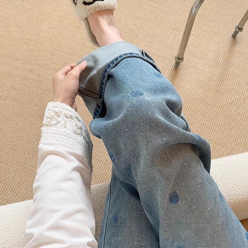 大码玫瑰刺绣牛仔裤女2026春季新款显瘦高腰设计感烫钻拖地直筒裤