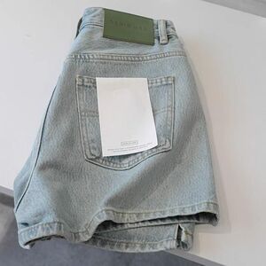 水洗浅蓝色开叉牛仔短裤女