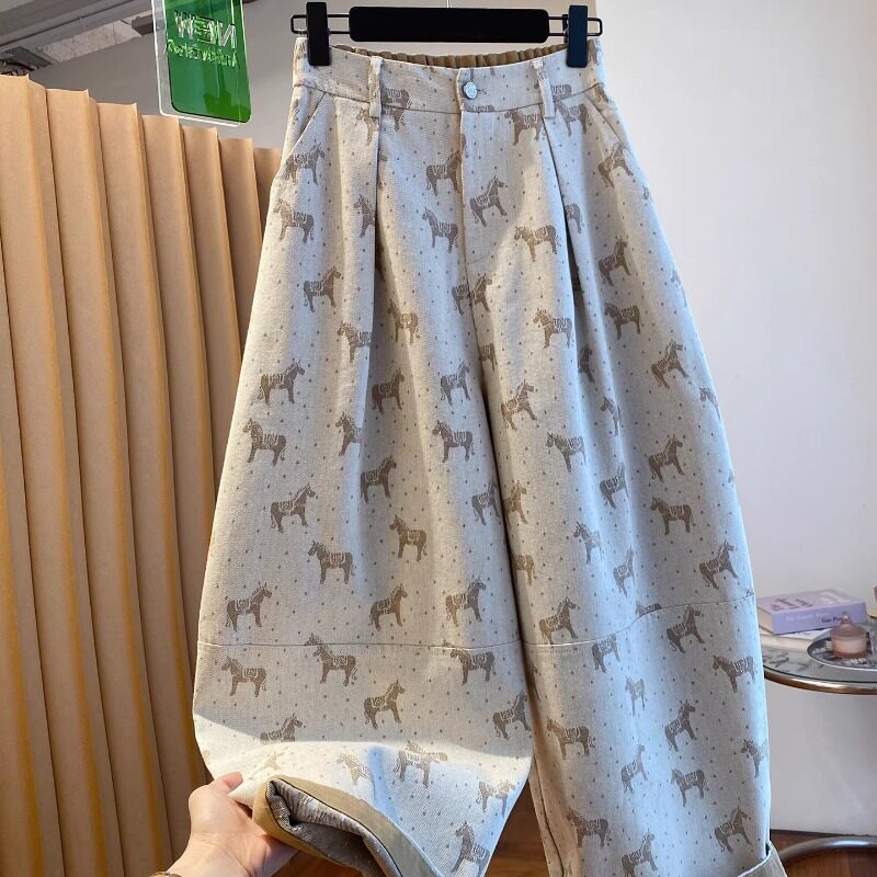 卡其色弯刀牛仔裤女春季马年开运穿搭大码宽松显瘦设计感阔腿裤子