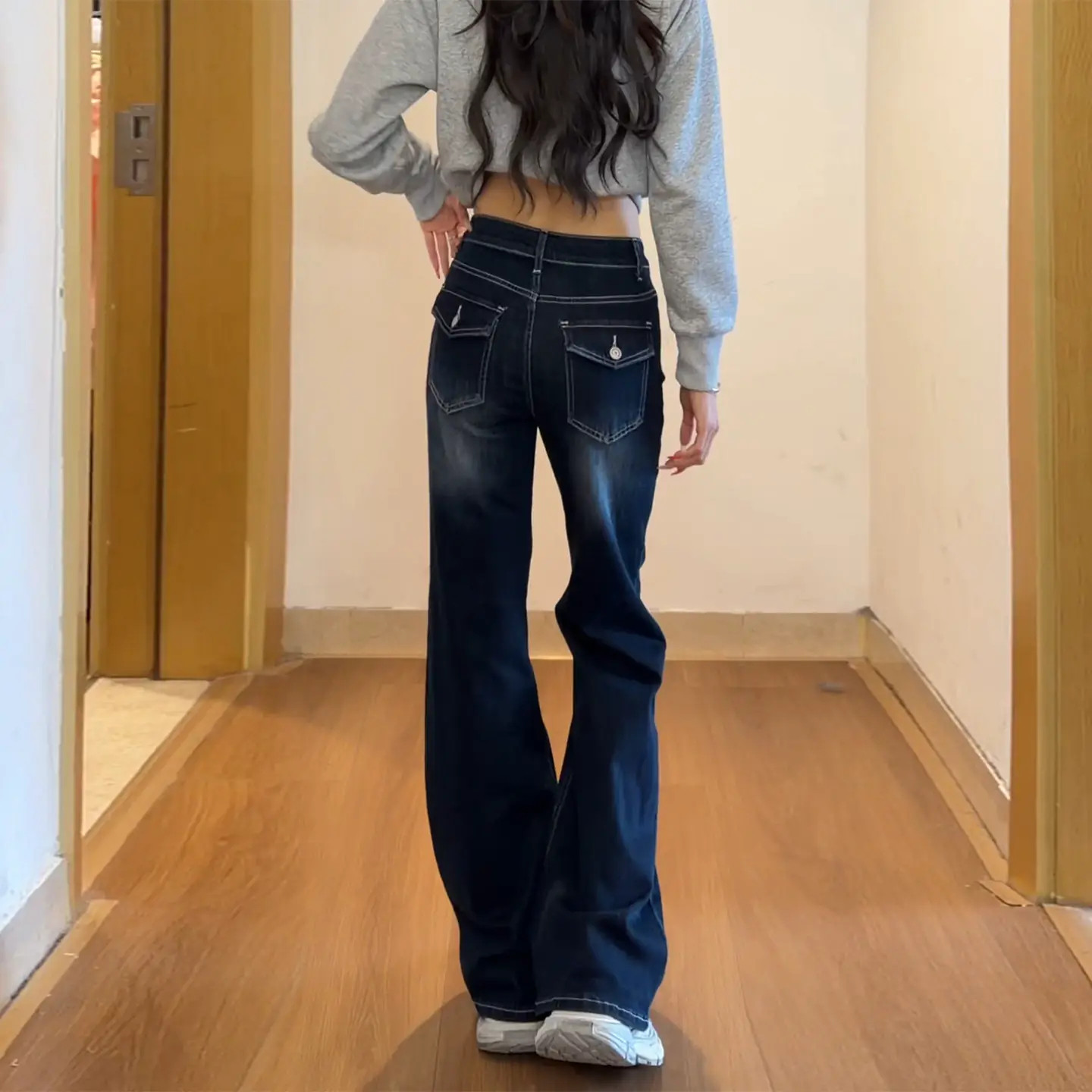 蓝灰色辣妹不贴腿微喇牛仔裤女2026年秋季新款高腰垂感喇叭拖地裤