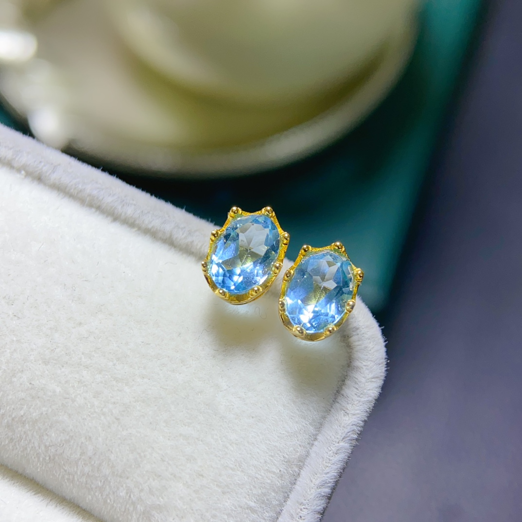 瑞士蓝蓝托帕石耳钉，主石尺寸：5*7mm，925银精工镶嵌补水水属性