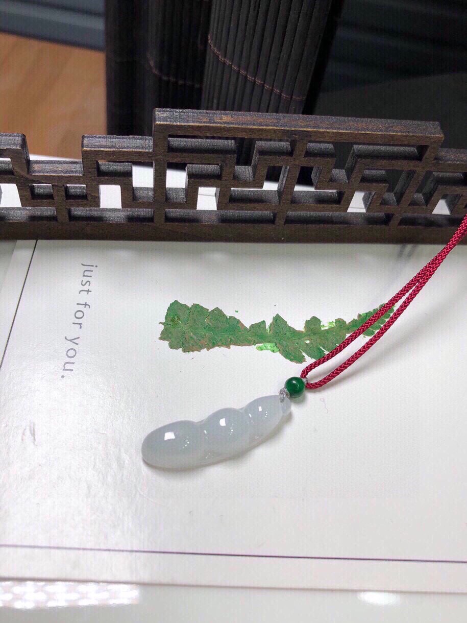尺寸:32*14*10mm   翡翠A货，四季豆吊坠