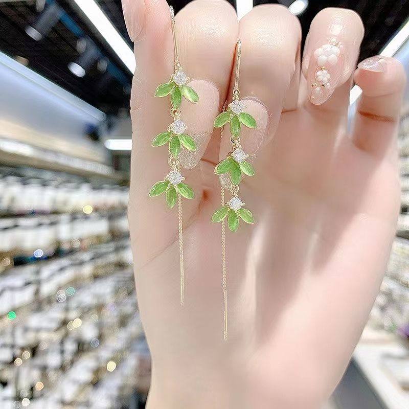 高级感绿色枫叶耳线新款潮小清新茶系耳环气质长款流苏耳饰
