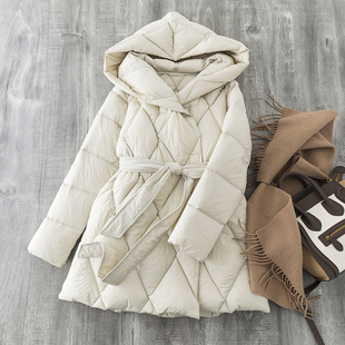 经典万年 菱格连帽收腰显瘦90白鸭绒暗扣中长款羽绒服女轻盈饱满