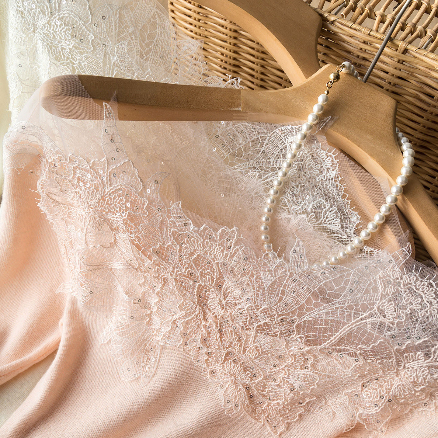 温柔天鹅颈_水溶蕾丝珠片刺绣网纱羊毛舒适ji简氛围感针织衫上衣