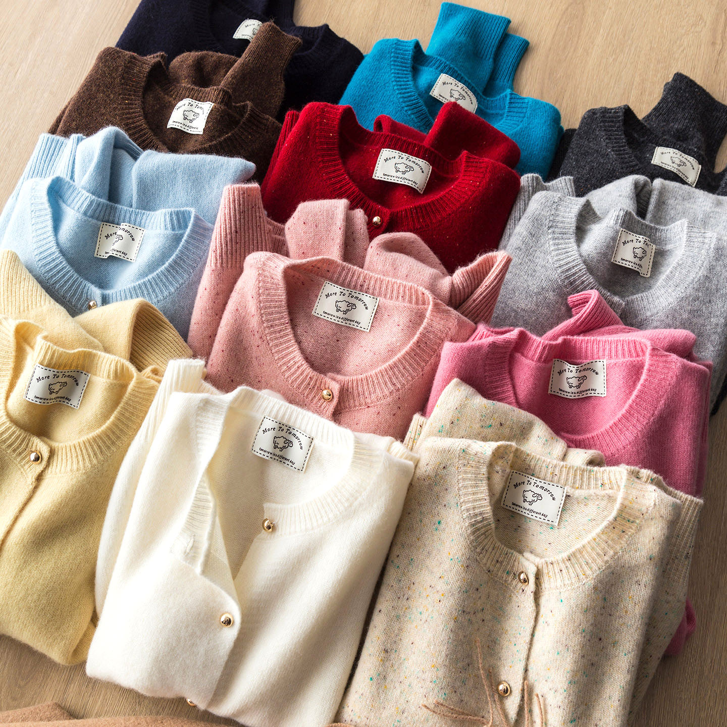 巨宠溺 软糯纯羊毛点子花纱针织开衫圆领小金扣气质百搭毛衣外套