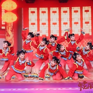 儿童泥娃闹春韵中国风秧歌舞开门红演出服元旦喜庆群舞表演服