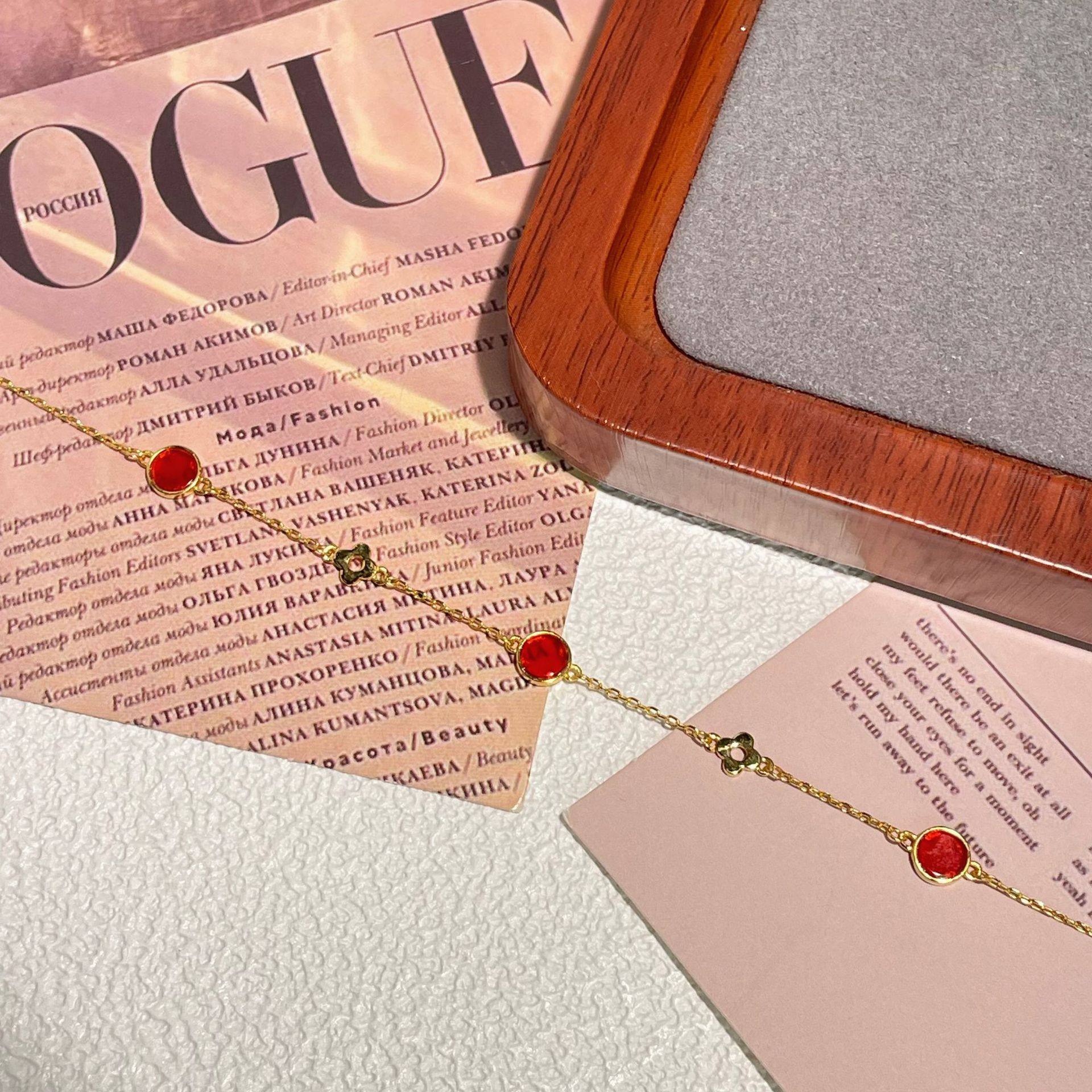 s925纯银镀黄金色幸运四叶草红玛瑙手链时尚欧美风精致小巧女手饰