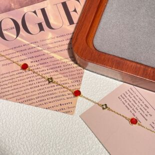 s925纯银镀黄金色幸运四叶草红玛瑙手链时尚欧美风精致小巧女手饰