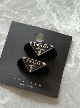 椭圆黑色丝绒三角标字母小发夹秋冬侧边夹刘海夹气质高级感鸭嘴夹