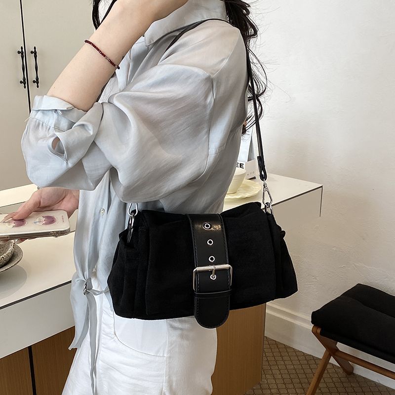 复古搭扣褶皱腋下小包可调节宽肩带多色系温柔通勤单肩斜挎女包