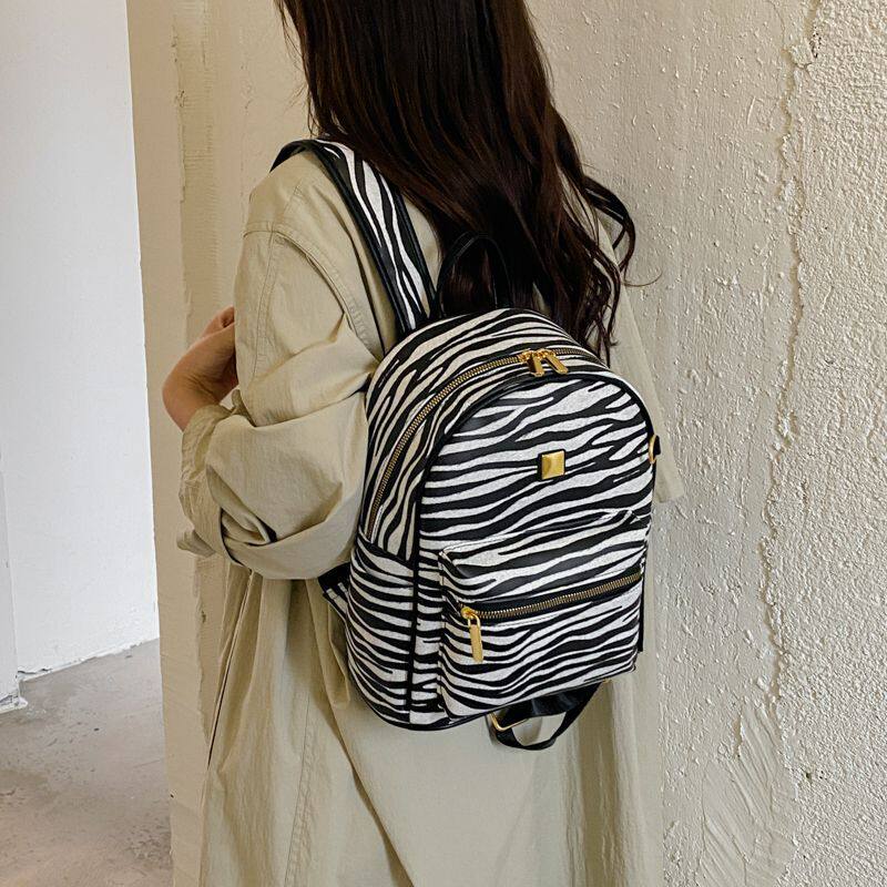 斑马女士双肩包2026新款通勤大容量轻便网红背包复古书包