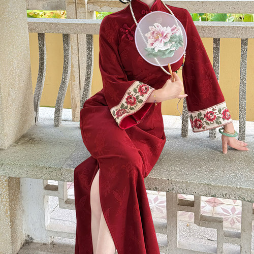 秋冬新中式红色订婚刺绣旗袍改良