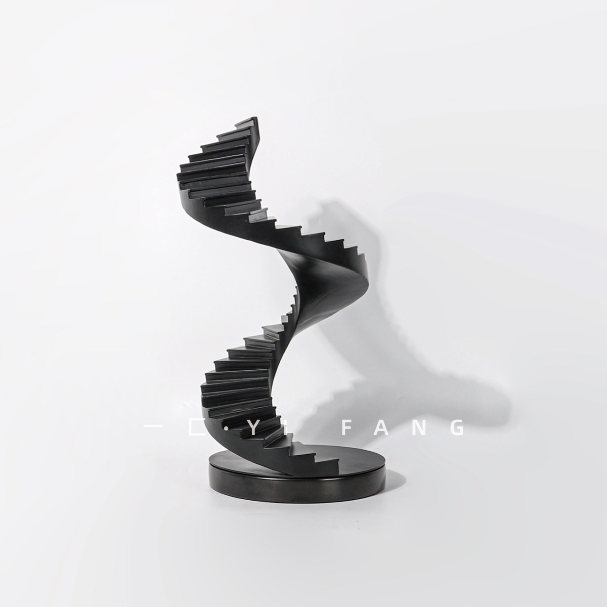 一匚轻奢黑色金属梯形艺术家居样板间酒店售楼处客厅旋转楼梯摆件