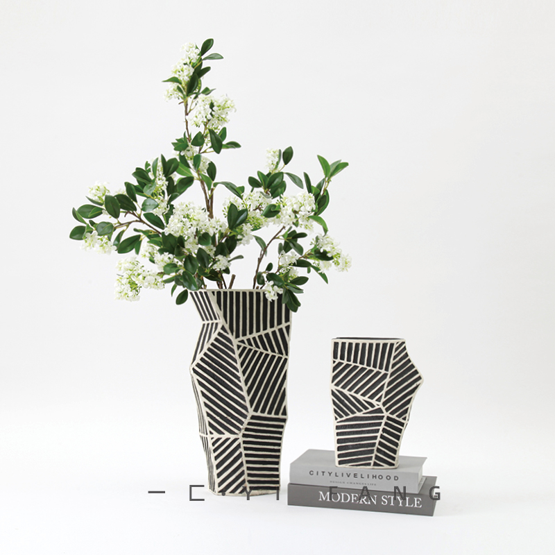 黑白线条几何抽象花瓶