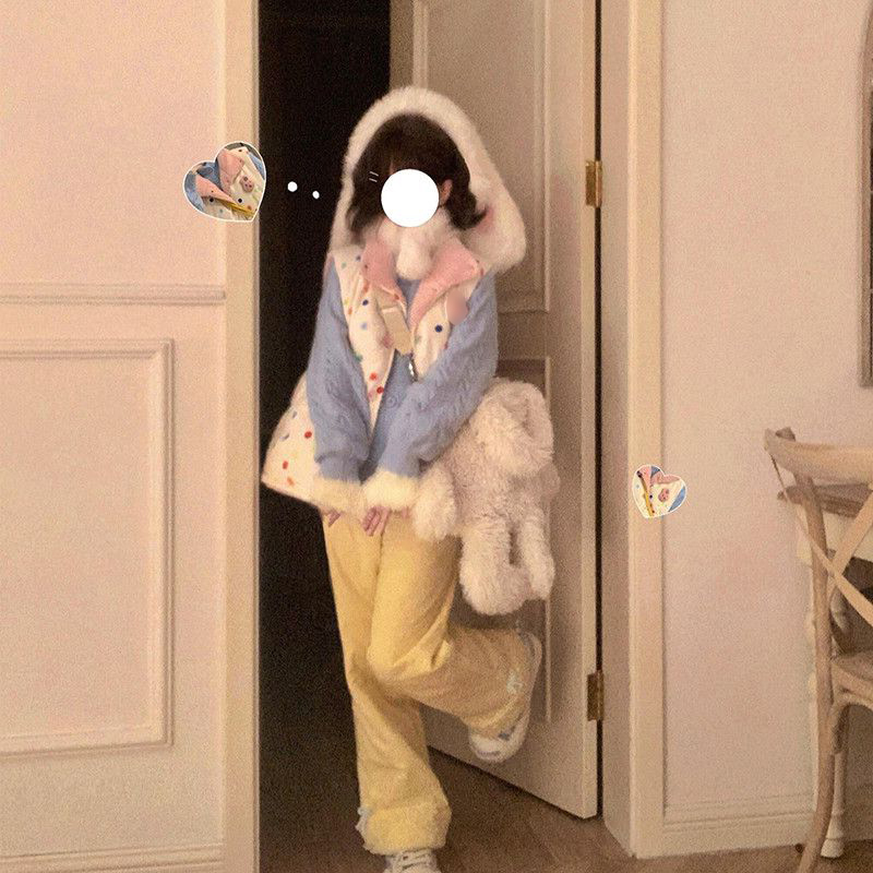 蓝色针织毛衣开衫+彩点马甲棉服