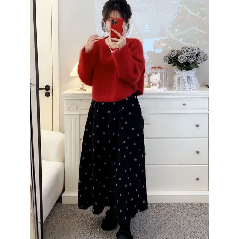 红色针织毛衣+波点半身长裙