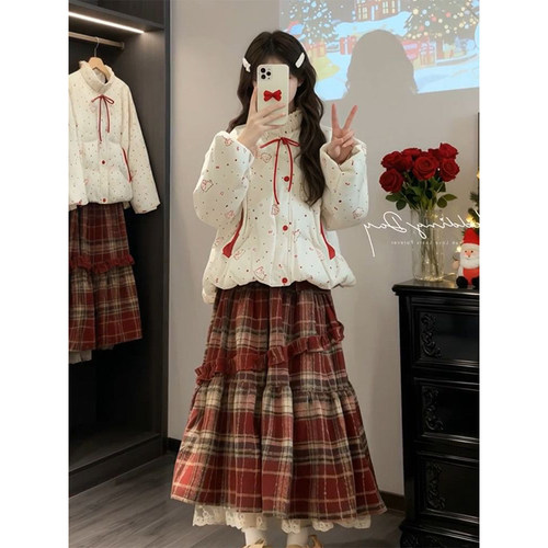米白色立领棉服+格纹长裙