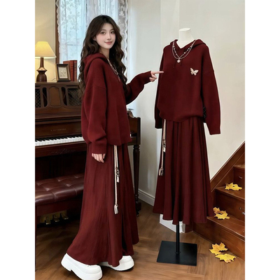 连帽套头毛衣+红色半身裙