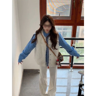 蓝色毛衣开衫+毛毛马甲