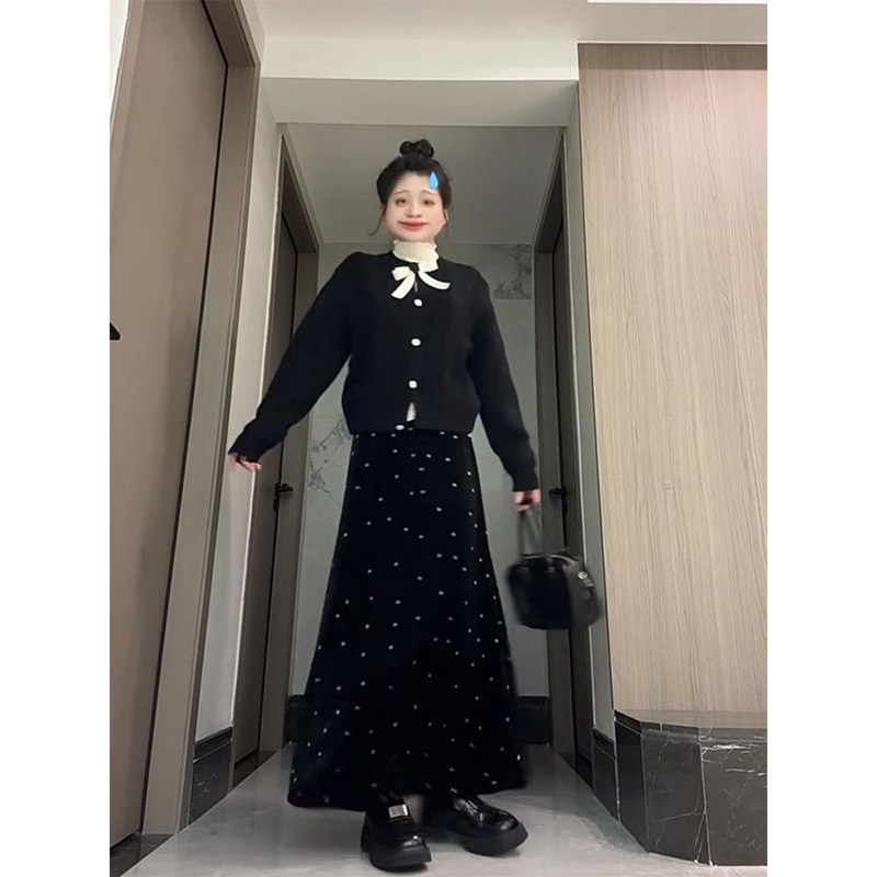 打底衫+黑色开衫+波点半身裙